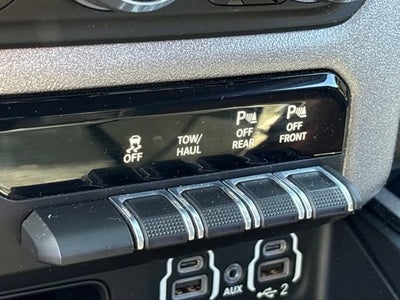 2022 RAM 1500 Big Horn Crew Cab 4x4 5'7" Box